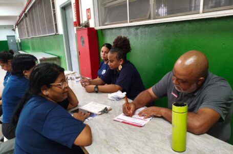 Equipe do sindicato leva a Tribuna do Asseio aos trabalhadores da categoria